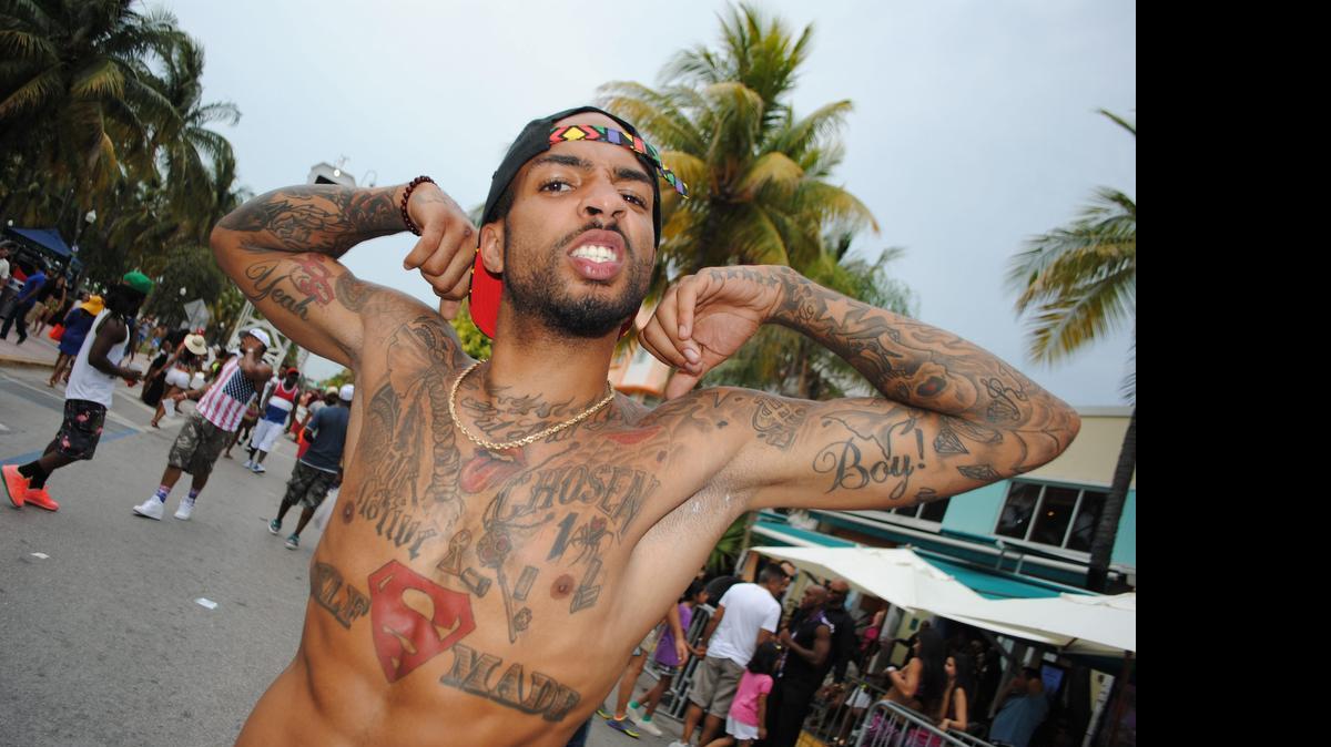 
Uno de los más de 200.000 jóvenes, la mayor parte afroamericanos, "toma" las calles de Miami Beach para celebrar el "Urban Beach Weekend", en Miami Beach, Florida. Este "macrofestival" espontáneo, que se extiende hasta el próximo lunes con motivo del "Memorial Day" (Día de los Caídos), concentra a decenas de miles de jóvenes que celebran esta fiesta convirtiendo la calles de South Beach en escenario de eventos de atronadora música hip-hop, baile, consumo de bebidas alcohólicas y, a veces, de reyertas nocturnas y altercados.
