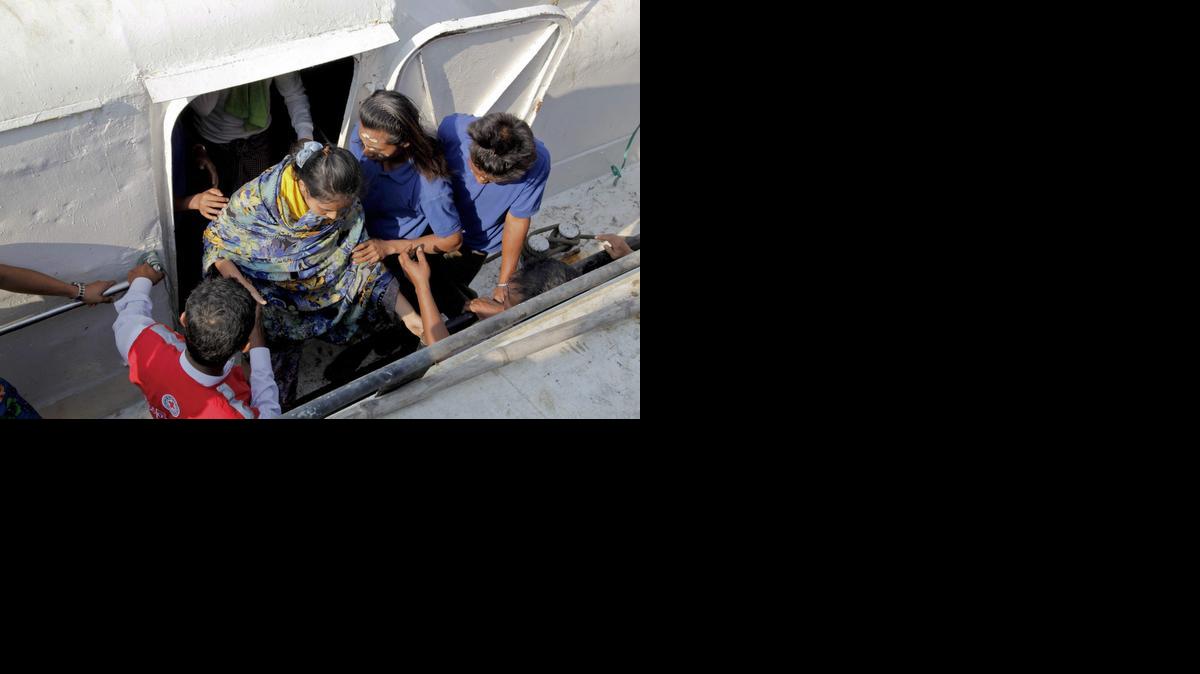 
Hasta el momento, 169 pasajeros fueron rescatados, y fueron enviados al lugar del drama barcos de la marina nacional, apoyados en la búsqueda y rescate por embarcaciones privadas.
