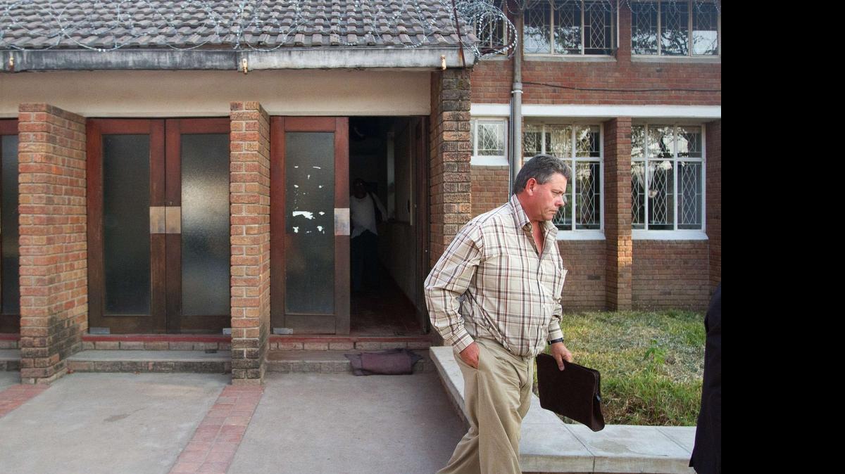 
El organizador zimbabuense de safaris Theo Bronkhorst, acusado de la muerte de Cecil, un león protegido al que un rico estadounidense le disparó una flecha, fue acusado este miércoles de no impedir “una cacería ilegal” y se le impuso una fianza de $1,000.
