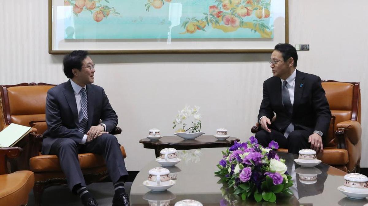 El representante especial de Corea del Sur para Asuntos de Seguridad y Paz en la Península Coreana, Lee Do-hoon, izquierda, habla con Kenji Kanasugi, director general de la Oficina de Asuntos Asiáticos y Oceanía de Japón.