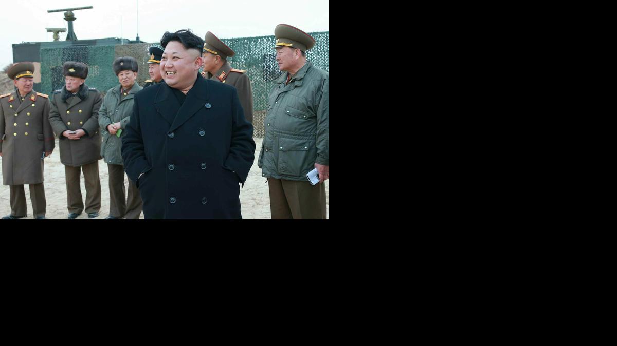 
Fotografía sin fecha cedida por el periódico Rodong Sinmun, el diario de partido gobernante de los Trabajadores de Corea del Norte, el martes 30 de diciembre de 2014 donde se ve al líder de Corea del Norte Kim Jong-un observando múltiples lanzamientos de cohetes durante un ejercicio de entrenamiento en un lugar desconocido en Corea del Norte.
