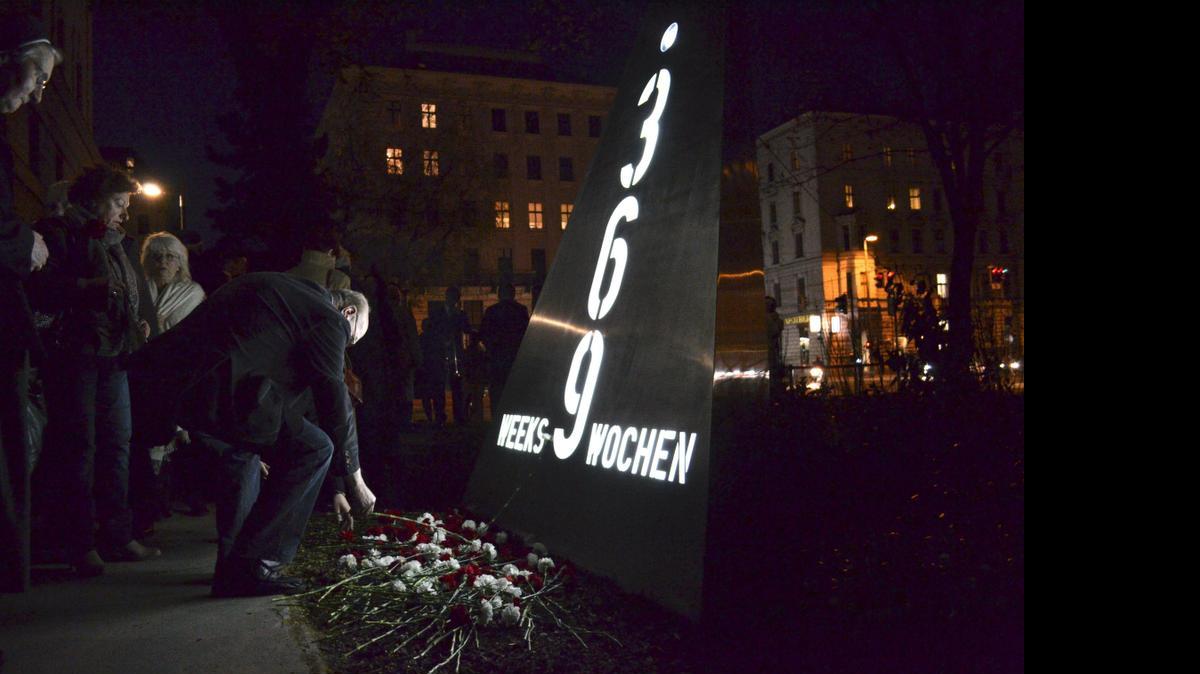 
Inauguración de un monumento en la Corte Penal Regional, con el que se homenajea a las más de 1,200 personas que fueron condenadas a muerte por los tribunales nazis en Viena. 
