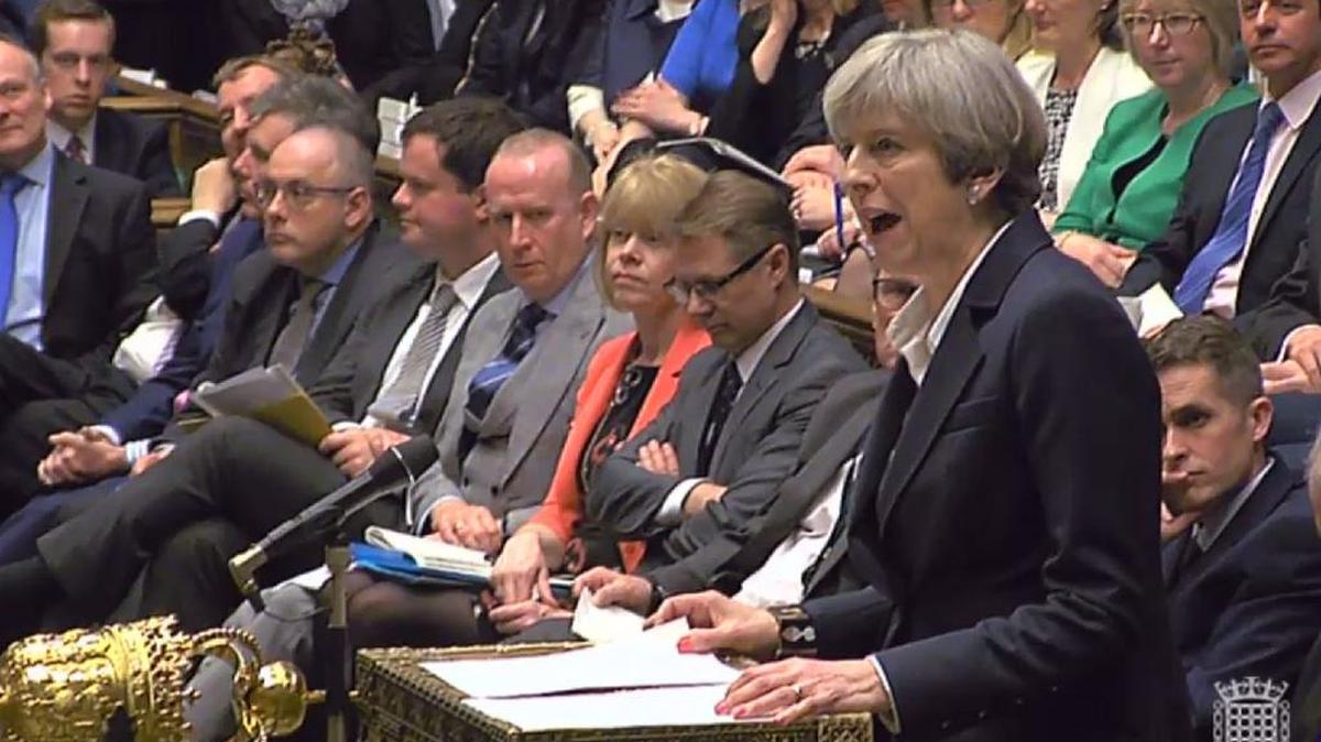 “Ha llegado el momento de unirnos y trabajar juntos para lograr el mejor acuerdo posible”, afirmó en un discurso en el parlamento la primera ministro Theresa May, después de que el presidente del Consejo Europeo, Donald Tusk, recibiese el miércoles en Bruselas la carta británica que notifica formalmente la salida de Gran Bretaña. Foto tomada de video.