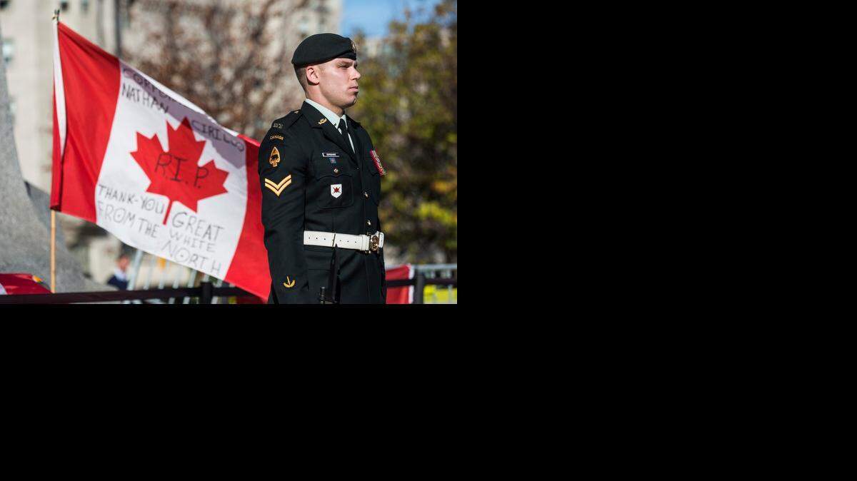 <cutline_leadin>Un soldado</cutline_leadin> del ejército canadiense hace guardia en el Monumento a los Caídos, en Ottawa, Canadá. Archivo