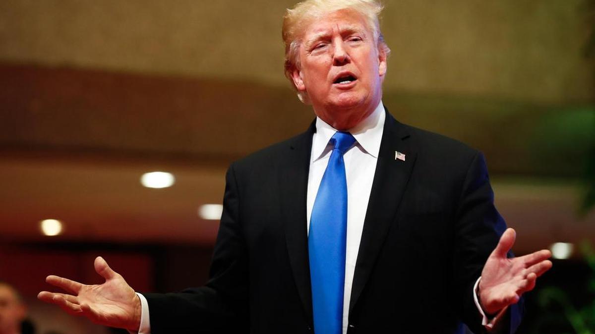 El presidente de EEUU, Donald J. Trump, habla con la prensa tras asistir a la reunión de Asia Oriental, en el ámbito de la 31(TM) cumbre de la Asociación de Naciones del Sudeste Asiático (ASEAN) en Manila, Filipinas, el 14 de noviembre de 2017.