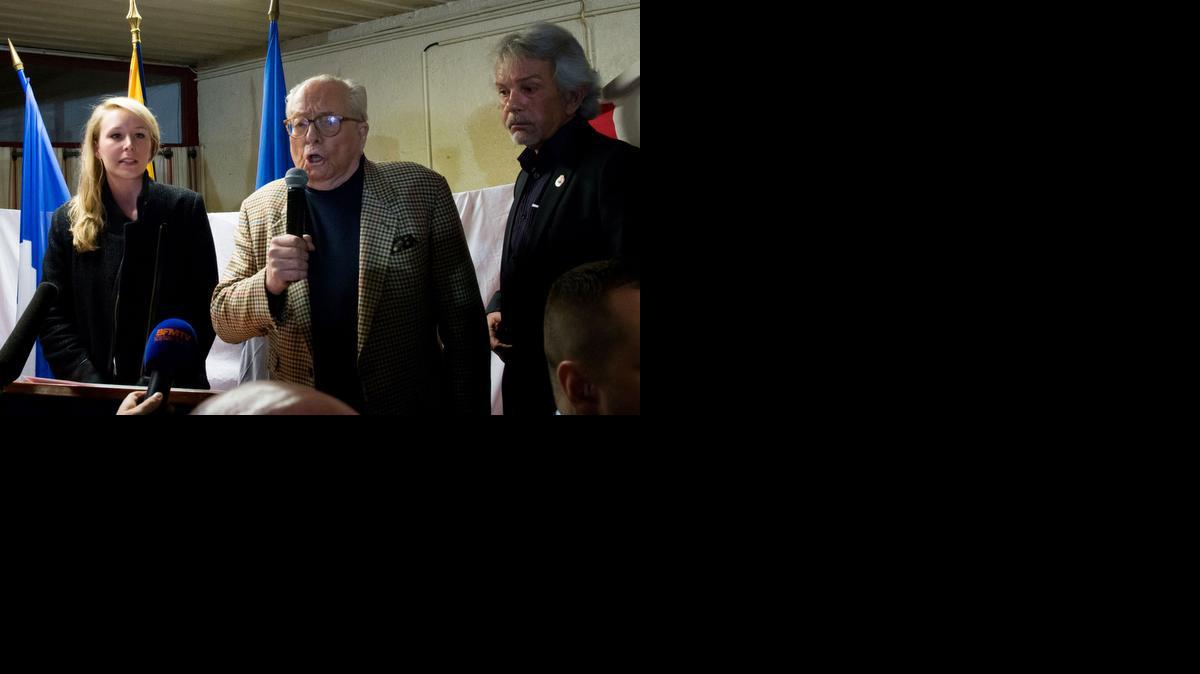 
Marion Marechal-Le Pen (i) y Jean-Marie Le Pen (c) cantan el himno nacional tras el anuncio de los resultados de la segunda vuelta de las elecciones francesas departamentales en el condado Vaucluse el 29 de marzo de 2015, de Carpentras, en el sur de Francia.
