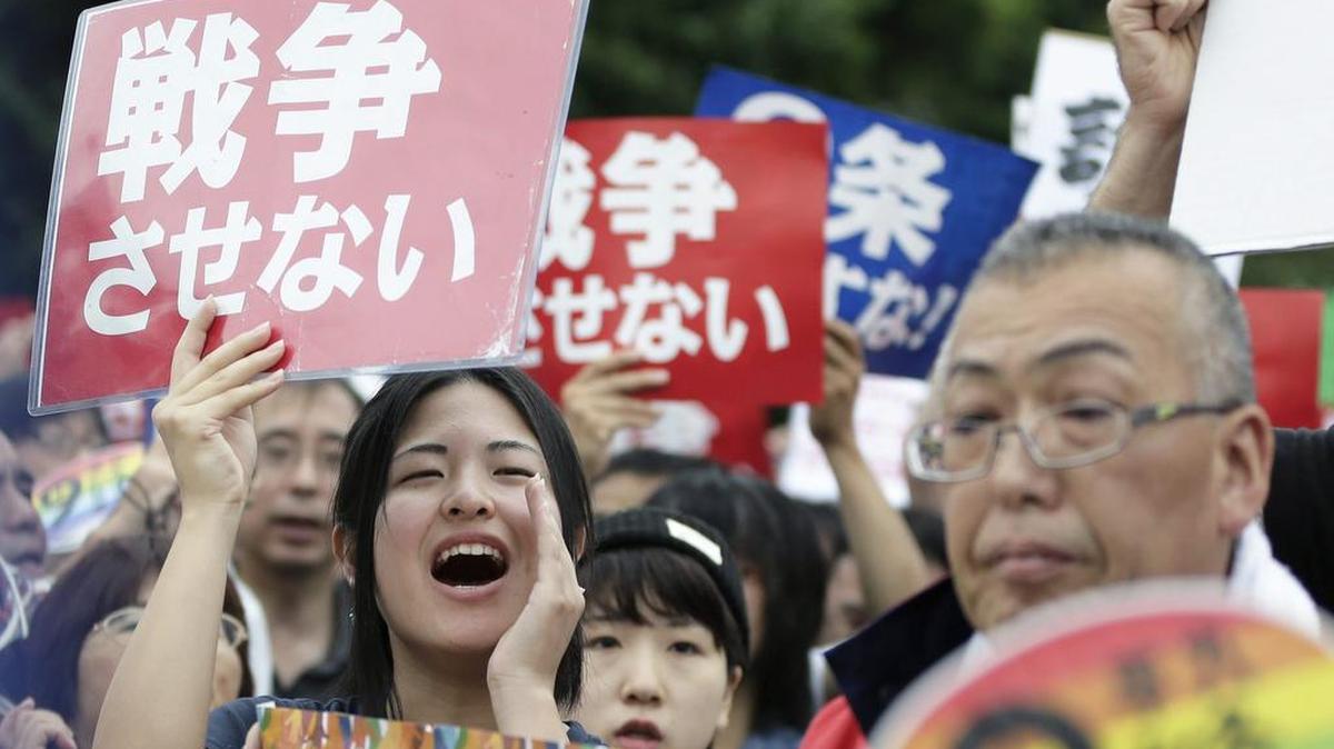 
Miles de manifestantes se oponen el domingo al proyecto de ley que ampliaría la participación militar de Japón según una reinterpretación de la Constitución.

