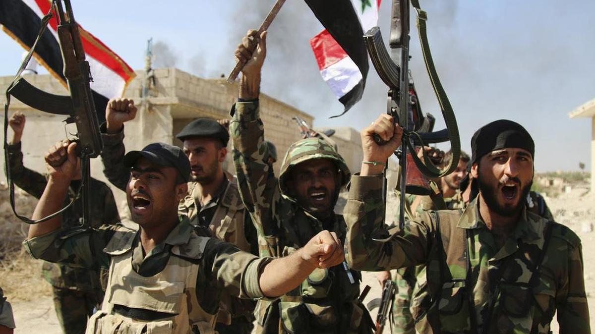 
Soldados sirios entran en el poblado de Achan, provincia Hama, en una intensa ofensiva apoyado por Rusia y EEUU.
