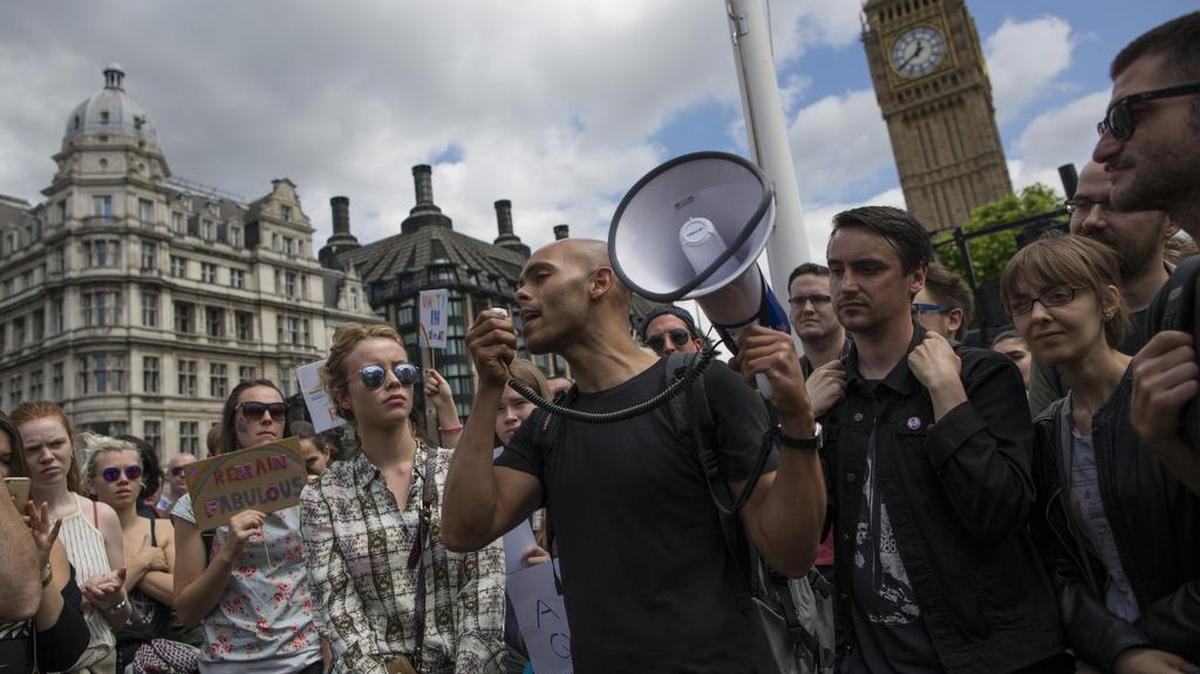 Un grupo de manifestantes protesta frente al edificio del Parlamento en Londres, contra la separación de la Unión Europea. Archivo.