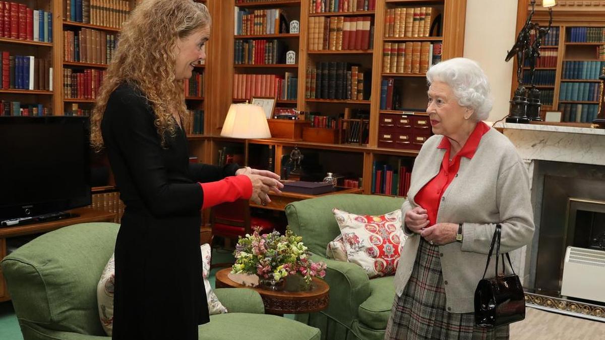 Julie Payette (L) se reúne con la reina Isabel II de Gran Bretaña en una audiencia privada en el castillo de Balmoral en Escocia el 20 de septiembre de 2017.