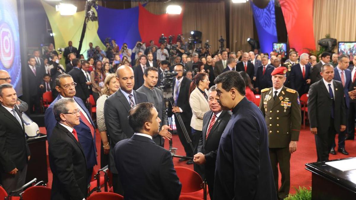 Fotografía cedida por la Oficina de Prensa de Miraflores, del presidente de Venezuela, Nicolás Maduro (c), mientras saluda a un grupo de gobernadores electos durante un encuentro con medios internacionales en el palacio presidencial de Miraflores el martes 17 de octubre de 2017, en Caracas.