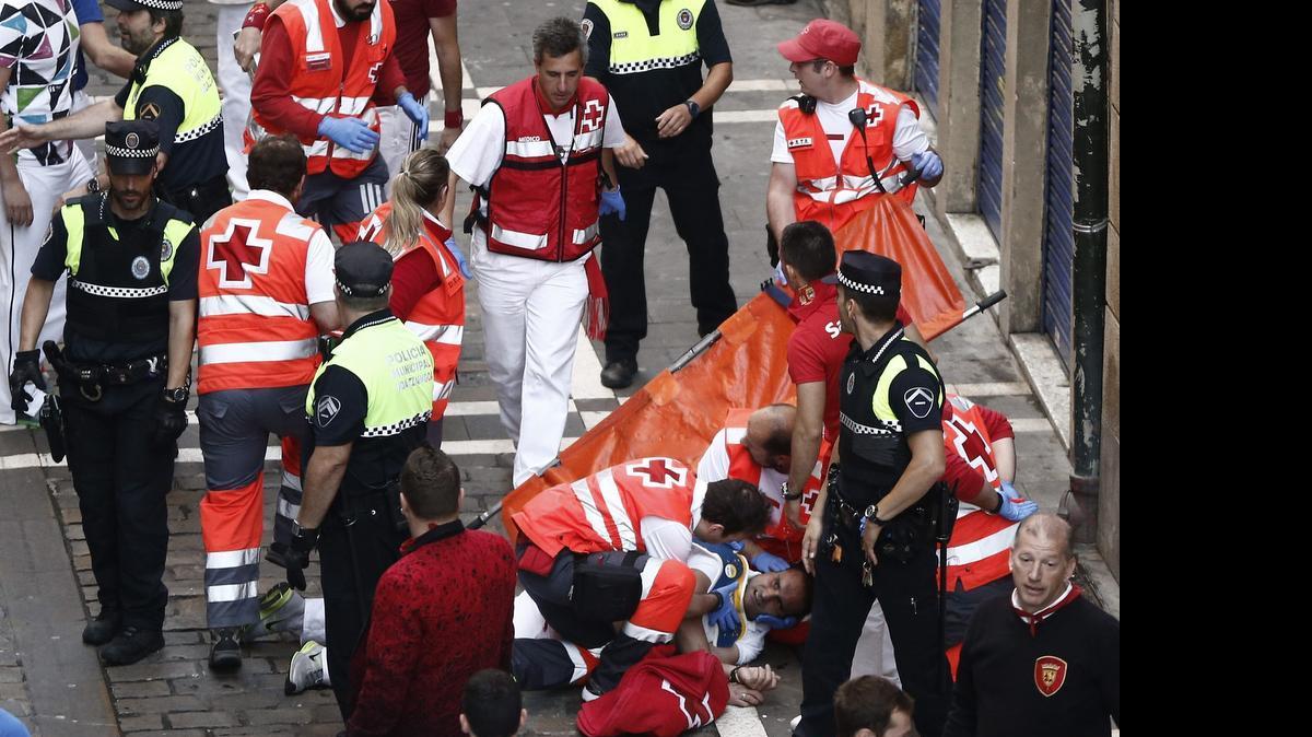 
 Efectivos de la Cruz Roja atienden a uno de los heridos hoy en el último de los encierros de los sanfermines del 2015 con los esperados toros de la ganadería Miura, que han realizado la carrera más rápida de este año, con dos minutos y cinco segundos de duración.
