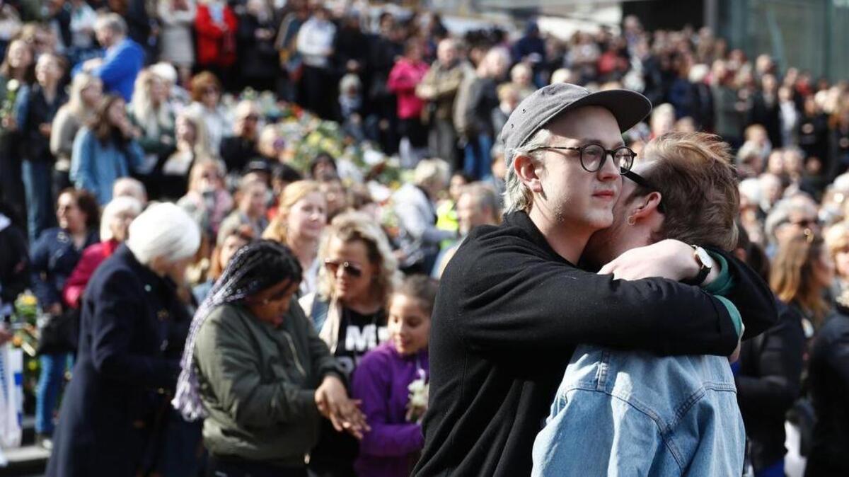 La gente asiste a una ceremonia conmemorativa en la plaza de Sergels Torg en Estocolmo, Suecia el 9 de abril de 2017 cerca del punto donde un camión entró en un almacén grande dos días antes.