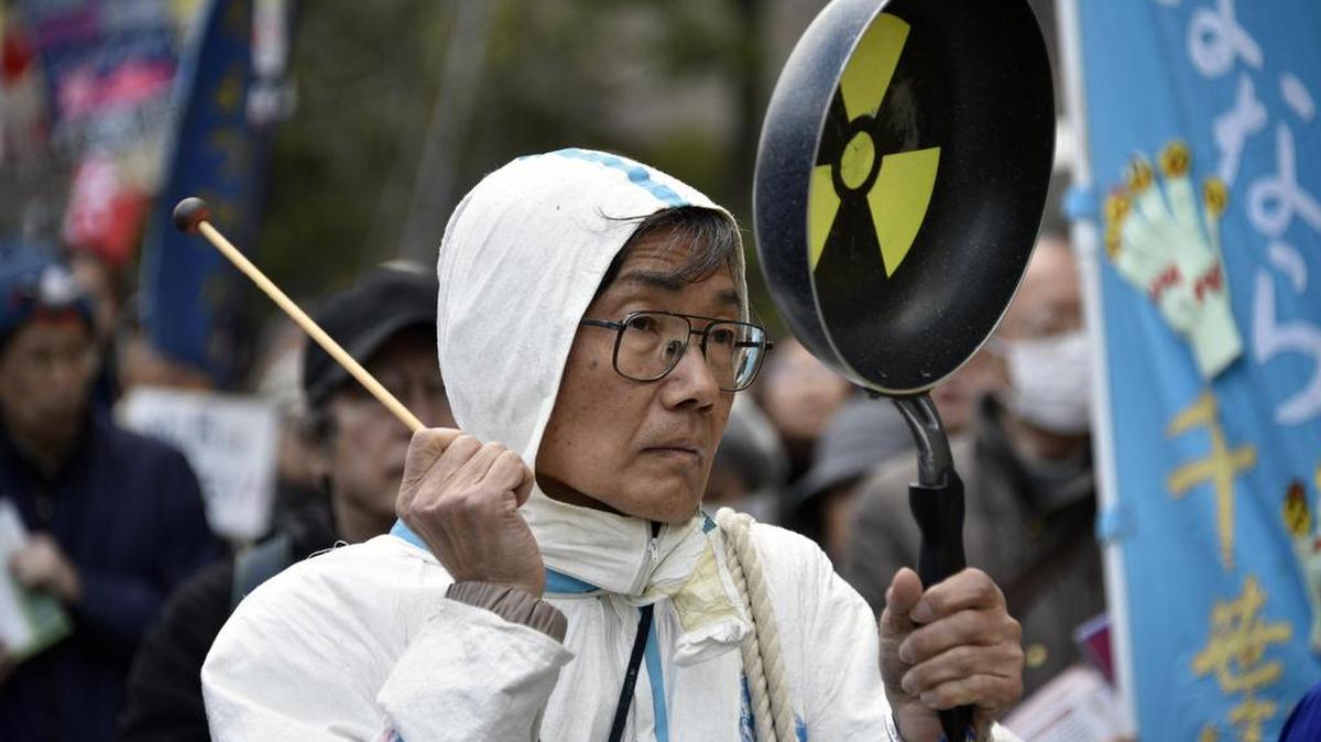 Un manifestante golpea una sartén durante una protesta antinuclear frente a la sede de la Tokyo Electric Power Co., el operador de la planta nuclear Fukushima Daiichi, en Japón, 11 de marzo de 2017.