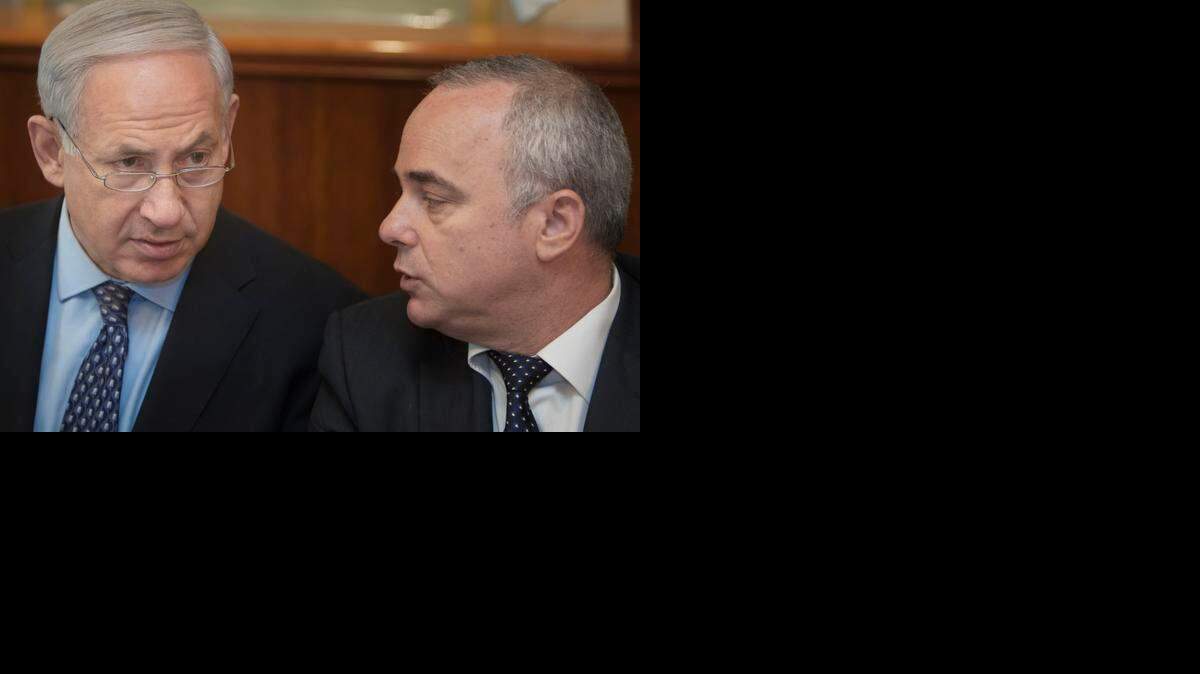 
El primer ministro israelí, Benjamin Netanyahu (izq.) junto a su ministro de Inteligencia, Yuval Steinitz, en Jerusalén.
