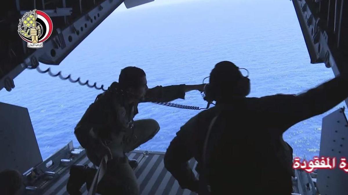 Asientos y maletas figuran entre los primeros elementos identificados el viernes del avión de Egyptair que se estrelló la víspera en el Mediterráneo con 66 personas a bordo.
