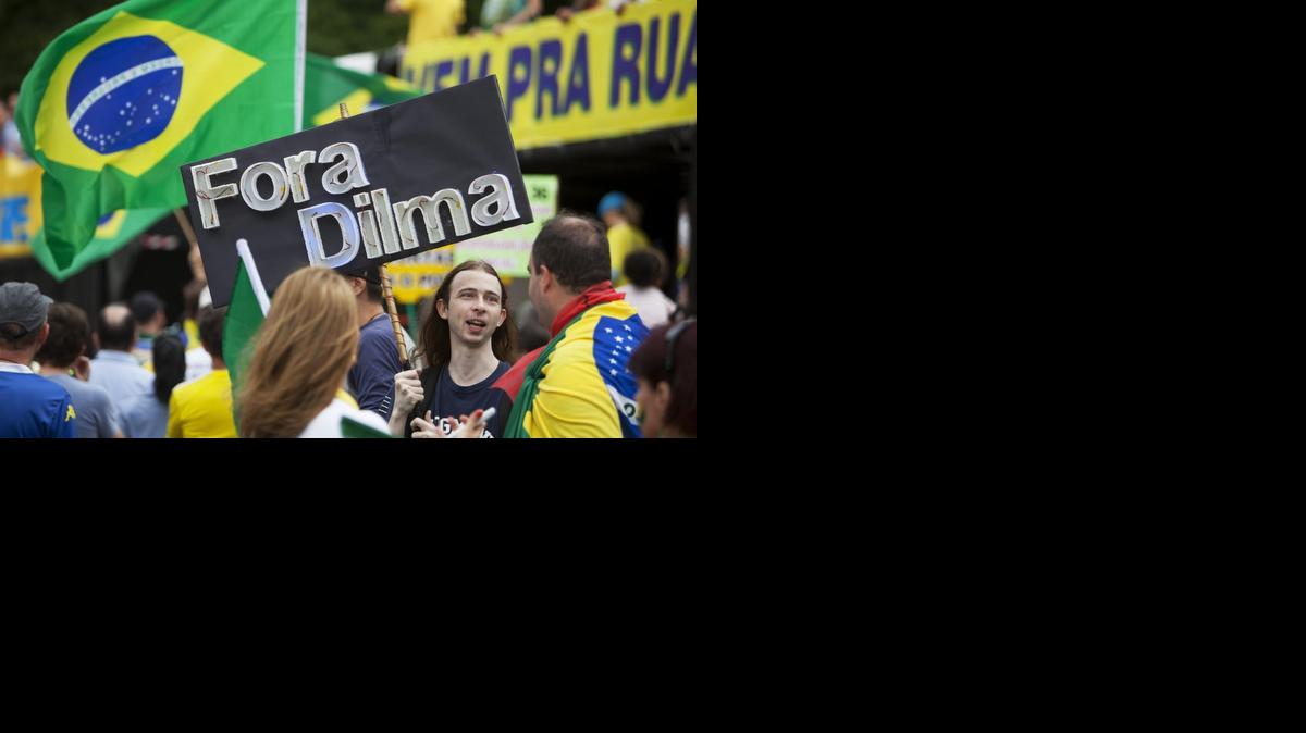 
Manifestantes participan en una protesta el sábado 6 de diciembre de 2014, en la céntrica Avenida Paulista de la ciudad de Sao Paulo (Brasil). Unas 2000 personas protestaron contra el Gobierno de la presidenta brasileña, Dilma Rousseff, y contra la corrupción que dicen que sacude al país y que convirtió a la petrolera Petrobras, mayor empresa de Brasil, en blanco de numerosas investigaciones.
