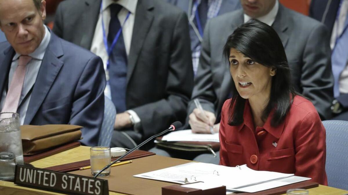 La embajadora de EEUU ante Naciones Unidas, Nikki Haley (der.), habla ante el Consejo de Seguridad de la ONU sobre el lanzamiento de un misil balístico intercontinental por parte de Corea del Norte, en una reunión en la sede la ONU, el 5 de julio.