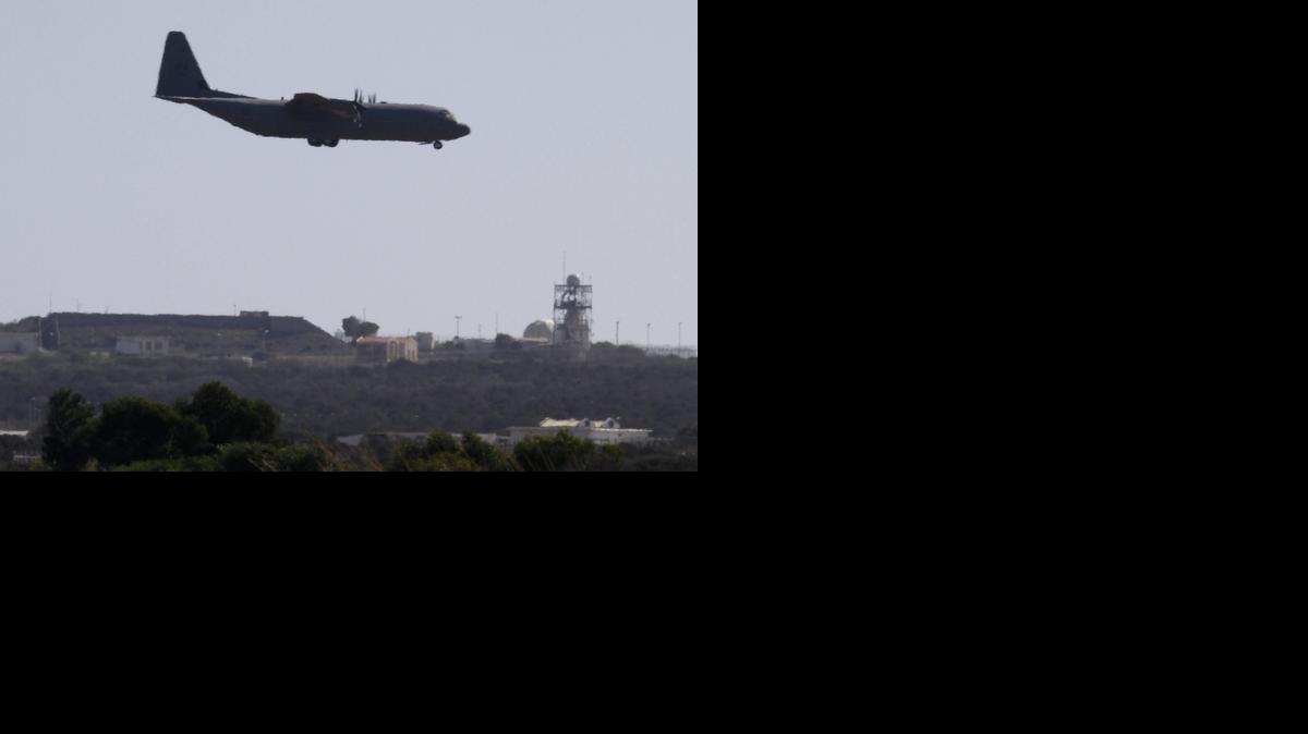 
Un caza británico momentos antes de aterrizar en la base aérea británica Akrotiri, cerca de Limassol, Chipre, el viernes. 
