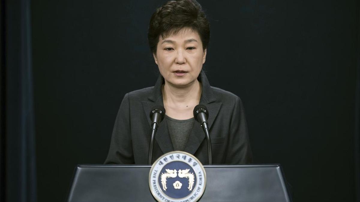La presidenta Park Geun-hye, de Corea del Sur, se dirige el viernes a la nación desde la residencia presidencial.