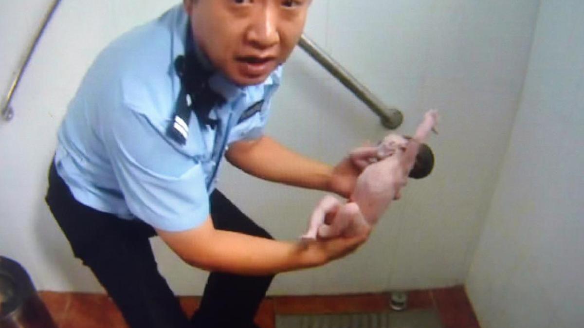 
La policía de Pekín logró rescatar con vida a una niña recién nacida a la que, supuestamente, su madre tiró a un urinario público
