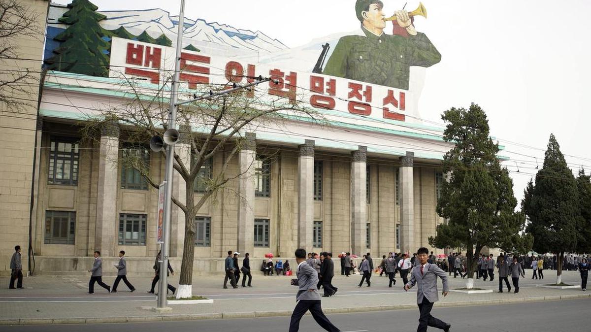 Fotografía hecha el 13 de abril y facilitada el 14 de abril de 2016 que muestra a varios estudiantes llegando al colegio en Pyongyang, Corea del Norte. Mientras el mundo mira con desconfianza los desafíos armamentísticos del régimen de Kim Jong-un, Corea del Norte respiraba hoy un marcado ambiente festivo de cara a la celebración este viernes del "Día del Sol", aniversario del fundador de la patria. EFE/Franck Robichon
