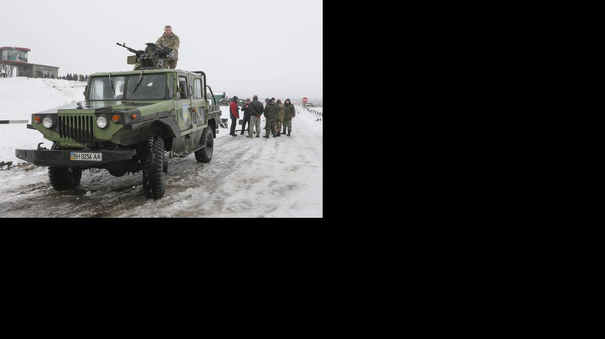 
Prototipo del vehículo blindado ‘Makhno’, equipado con control remoto, en un campo de tiro a unos 130 kilómetros de Kiev, Ucrania, el viernes. 
