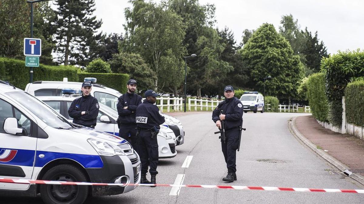 Varios policías establecen un perímetro de seguridad cerca de una casa donde uno de sus compañeros y su mujer han sido asesinados por un asaltante que se declaró miembro del ISIS en Magnanville, cerca de París, Francia, hoy, 14 de junio de 2016.