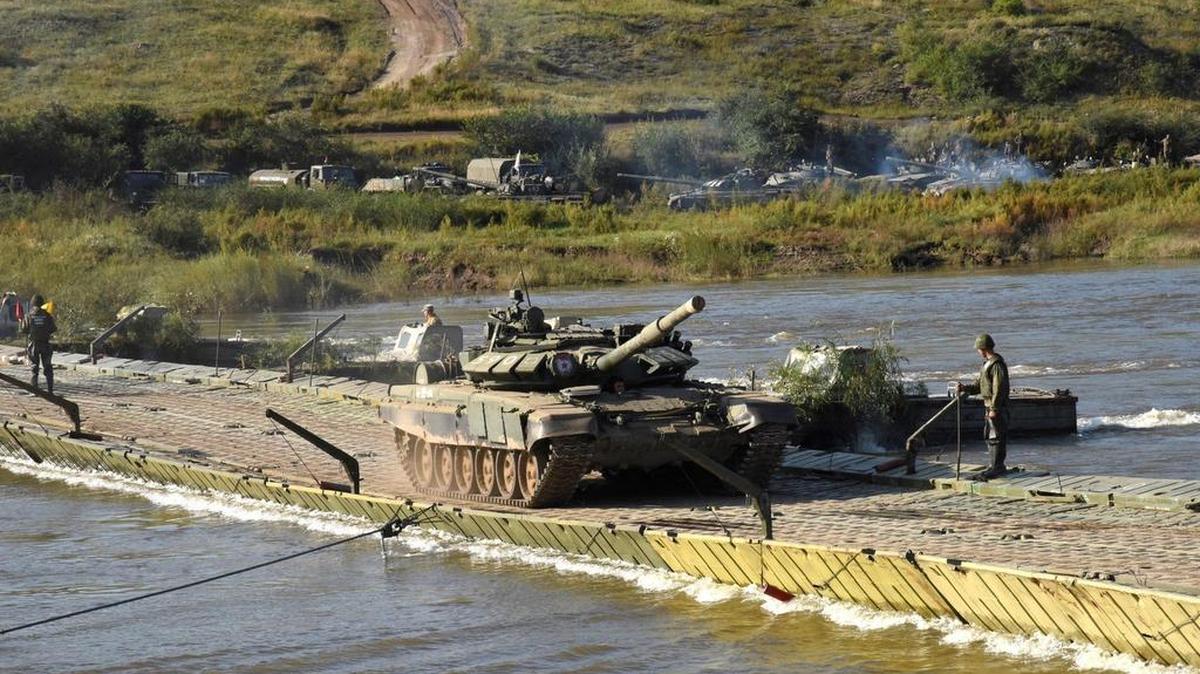 Soldados rusos cruzan el río Onon durante las maniobras militares “Vostok 2018”, las mayores de la historia de Rusia, en el Krai de Zabaikalie, Rusia, el 12 de septiembre de 2018.