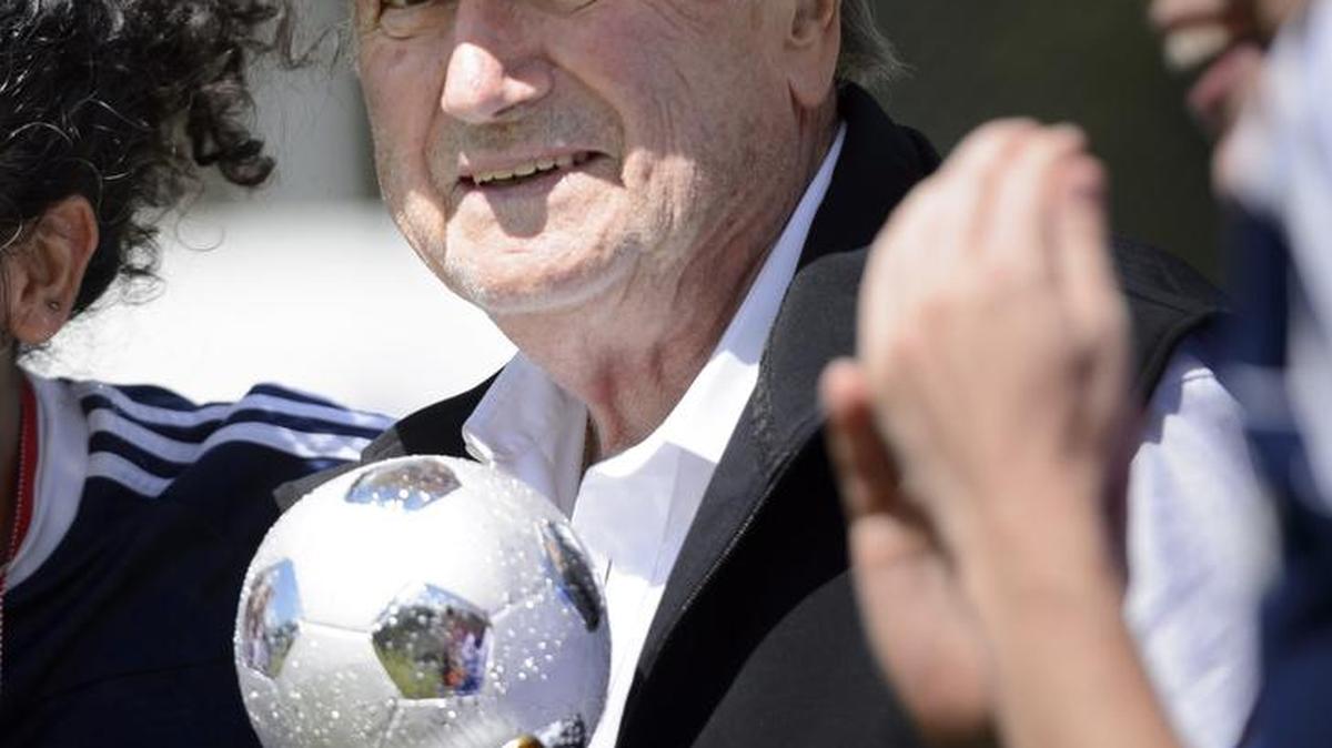 
El presidente de la FIFA Sepp Blatter en un encuentro con jugadoras de Fútbol en Suiza.
