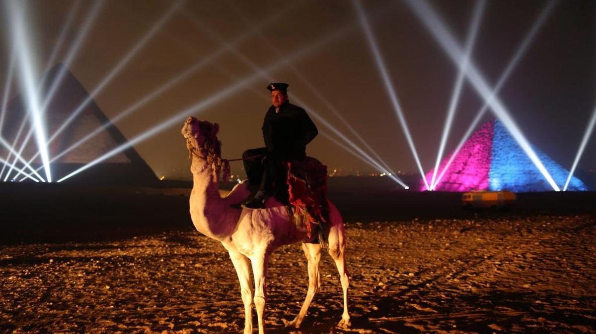 Un policía egipcio presta guardia durante la celebración de Año Nuevo este viernes 1 de enero de 2016, frente las Pirámides en Giza (Egipto).