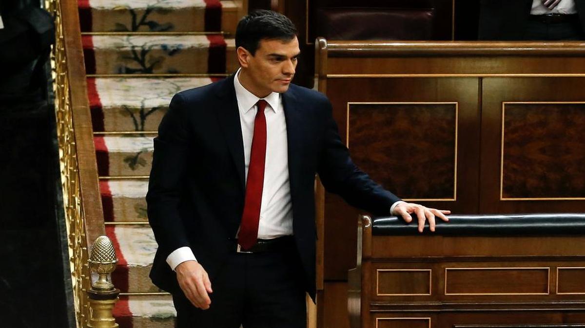 El secretario general del PSOE, Pedro Sánchez, baja de su escaño tras la segunda votación en el pleno del Congreso de los Diputados, que ha rechazado por 131 a favor, 219 en contra y ninguna abstención la investidura del candidato socialista, el primero que no consigue ser investido desde la reinstauración de la democracia.