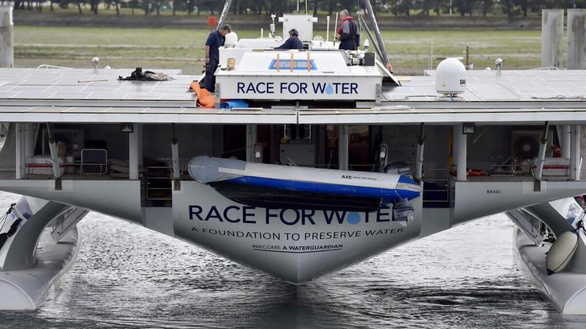 El catamarán, el primer barco hidrógeno-solar del mundo, según sus fundadores, tiene más de 500 metros cuadrados de paneles solares que equivalen a 38,000 células fotovoltáicas.