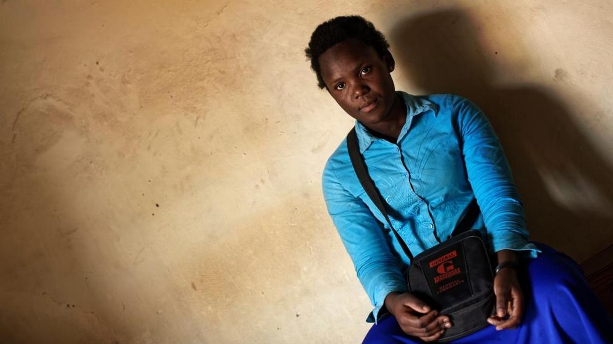 En esta foto tomada el miércoles 31 de mayo de 2017, Asimart Nakabanda, de 15 años, cuyo matrimonio infantil fue frustrado por la policía en la boda planificada, y que ahora quiere volver a la escuela para estudiar y luego inscribirse en una escuela de peluquería, discute los eventos en la aldea de Lwamaggwa, cerca de Masaka, en Uganda.