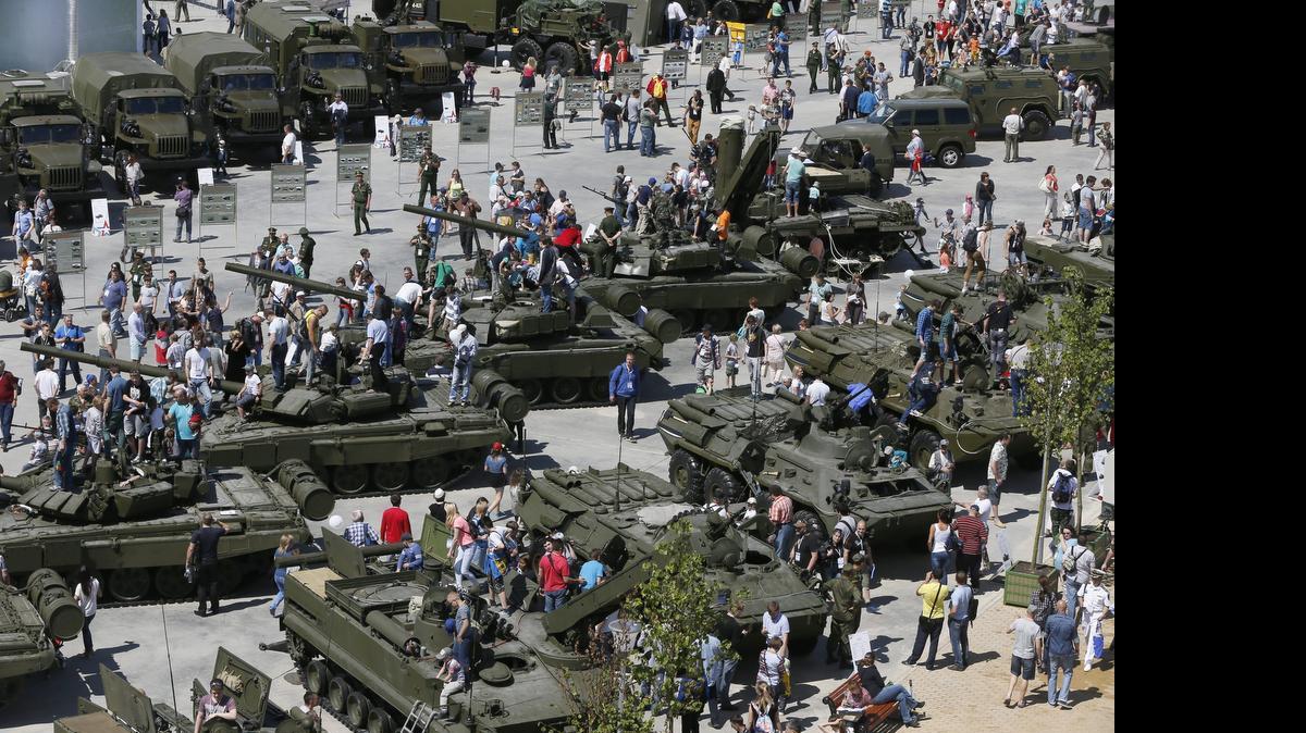 
Vista general de vehículos militares expuestos en el foro técnico-militar internacional “Ejército-2015”, en la localidad de Kubinka, en las afueras de Moscú, Rusia, el jueves.
