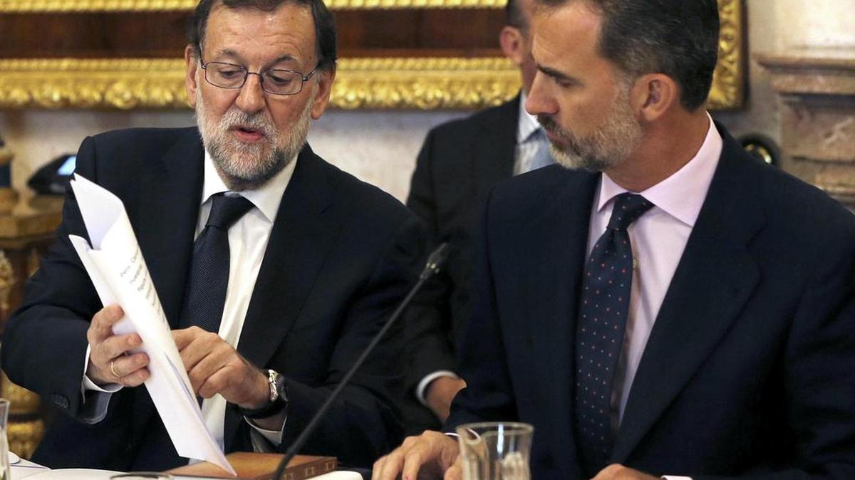 El Rey Felipe VI y el presidente del Gobierno en funciones, Mariano Rajoy, conversan durante la reunión del Patronato del Instituto Cervantes, hoy en el Palacio Real de Aranjuez.