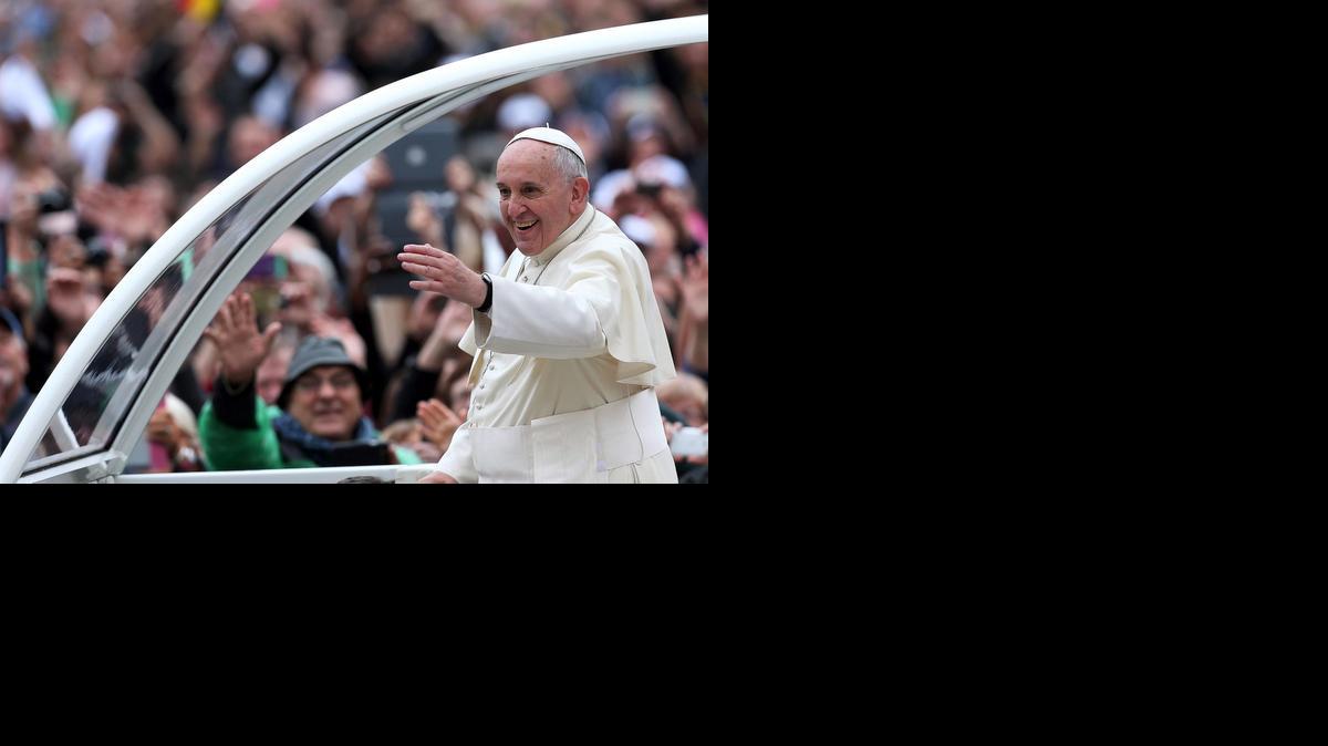 
El papa Francisco a su llegada a la audiencia general de los miércoles en la Plaza de San Pedro del Vaticano el 12 de noviembre de 2014. 
