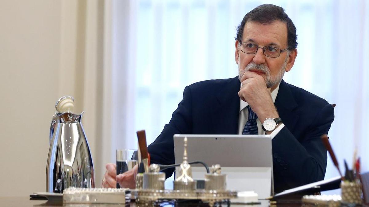 El presidente del Gobierno, Mariano Rajoy, durante la reunión extraordinaria del Consejo de Ministros que estudia las medidas de respuesta del Estado a la declaración y posterior suspensión temporal de independencia de Cataluña, sobre las que informará el presidente del Gobierno ante el pleno del Congreso.