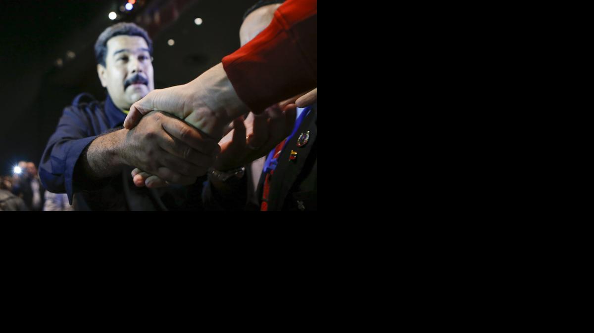 
El presidente venezolano, Nicolás Maduro, saluda a su llegada el martes al acto llamado “El presidente del pueblo” con comunidades en el Hostos Community College del Bronx en Nueva York (EEUU). 
