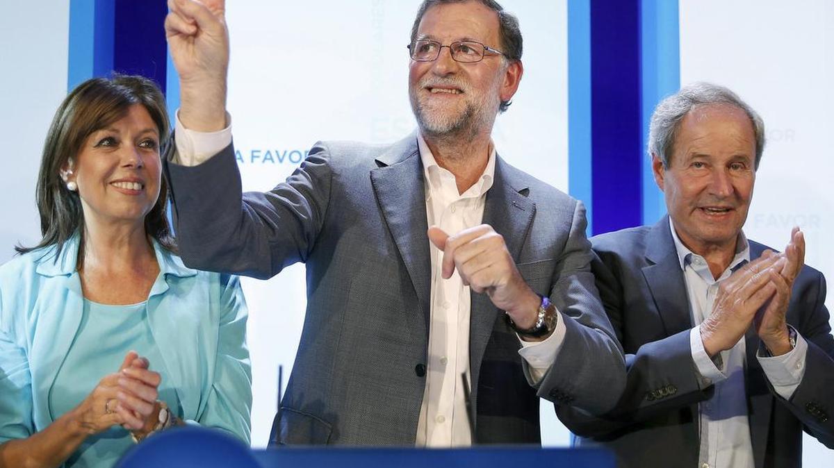 El presidente del Gobierno en funciones y del Partido Popular, Mariano Rajoy (c), durante su intervención en el mitin electoral que su partido celebra el domingo en Lleida. A su lado, Dolors López, presidenta del PP en la proovincia catalana y José Ignacio Llorens, cabeza de lista del partido.