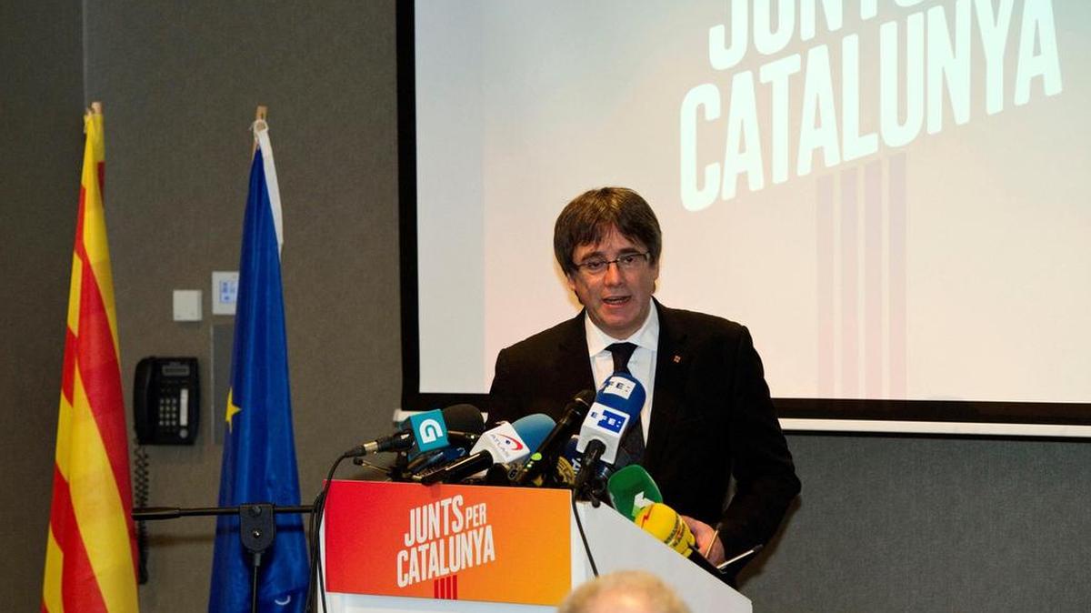 El ex presidente de la Generalitat de Cataluña, Carles Puigdemont, durante una rueda de prensa en Brujas (Bélgica), el 25 de noviembre del 2017. Puigdemont presentó junto a 90 miembros de la lista de Junts per Catalunya su candidatura a la elecciones del 21 de diciembre en un hotel cercano a la ciudad flamenca de Brujas, en el este de Bélgica, donde permanece en libertad vigilada hasta que los jueces belgas decidan sobre su eventual entrega a España.