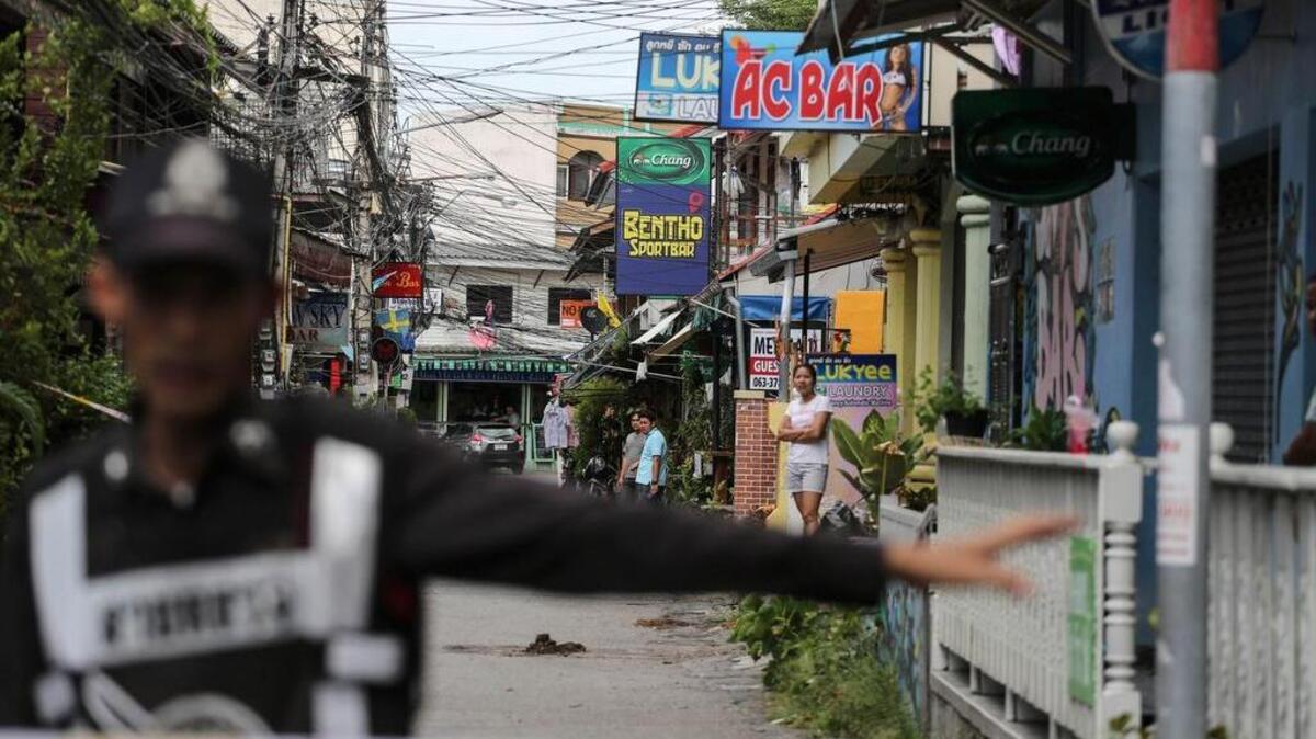 Un policía bloquea el paso a una calle donde ocurrieron explosiones el viernes en Hua Hin, Tailandia.
