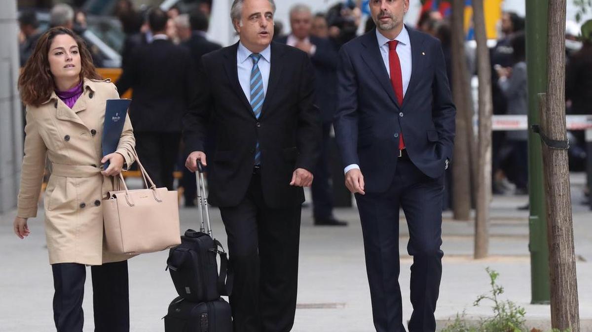 El ex consejero de Empresa de la Generalitat de Cataluña Santi Vila (d), a su llegada a la Audiencia Nacional.