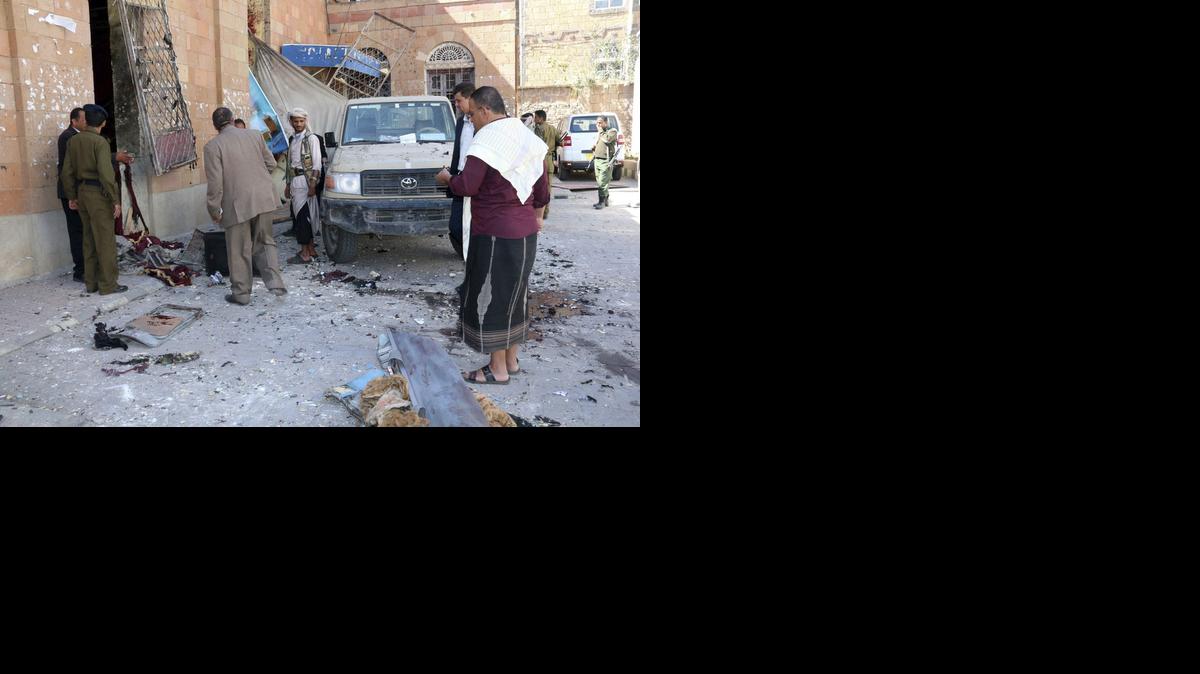 
Unos hombres yemeníes inspeccionan el exterior del salón de actos donde fue perpetrado un atentado suicida contra una celebración de miembros del movimiento chiita de los hutíes en ciudad yemení de Eb el miércoles.


