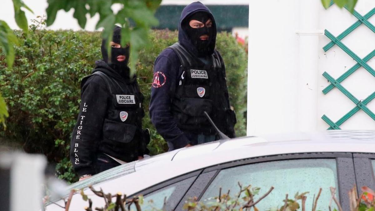 Agentes de la policía francesa durante el cateo de la villa donde encontraron al líder de ETA Mikel Irastorza.