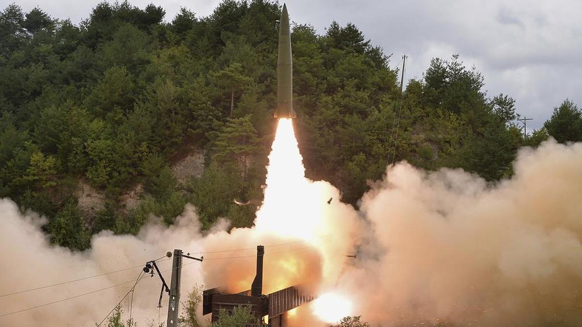 Un misil de prueba es lanzado desde una rampa en un lugar no revelado en Corea del Norte, el 15 de septiembre del 2021.