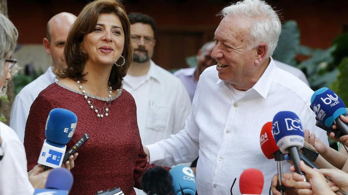 El ministro de Asuntos Exteriores de España José Manuel García-Margallo y la canciller colombiana María Ángela Holguín atienden a la prensa tras la reunión celebrada en el Palacio del Marqués, en Cartagena de Indias, para tratar el tema del galeón San José.