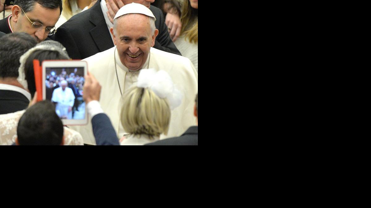 <cutline_leadin>El papA </cutline_leadin>corrigió el tiro este miércoles al elogiar en público a las familias numerosas tras la controversia por haber criticado a los que procrean “como conejos”.