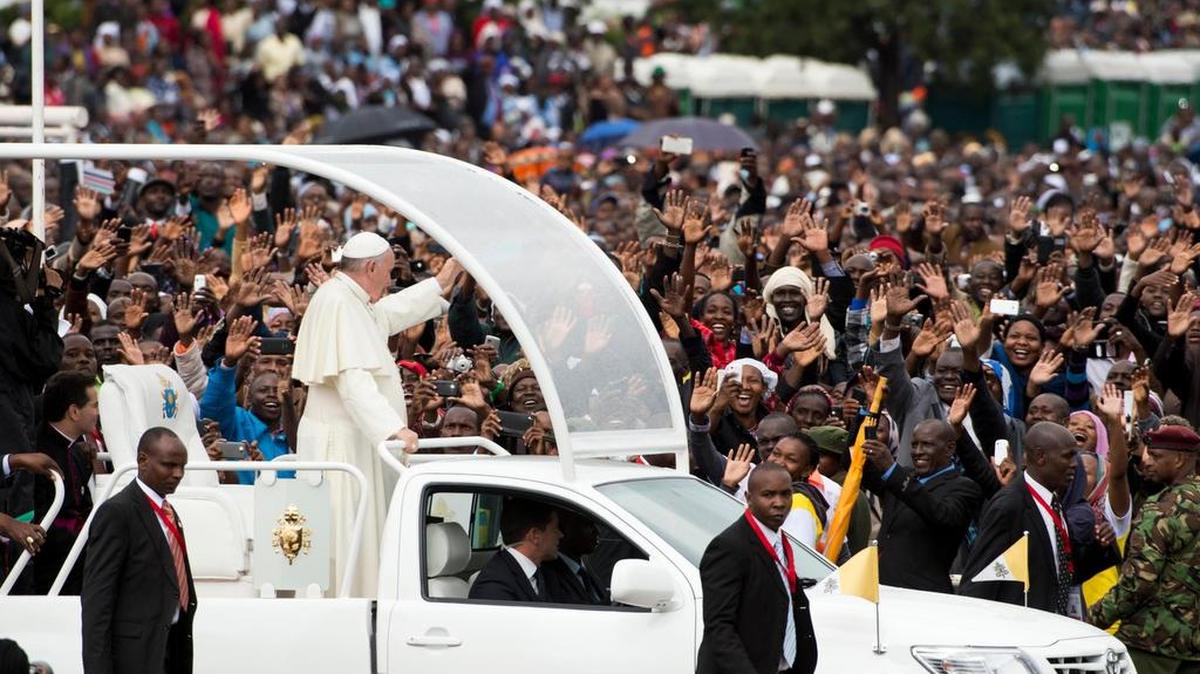Jorge Bergoglio celebró una misa ante 200,000 a 300,000 personas (según estimaciones de la prensa local), en el campus de la universidad de Nairobi.