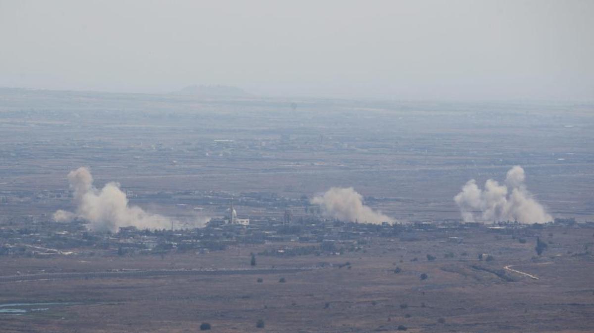 Una imagen de archivo tomada desde el lado israelí de la frontera con Siria muestra humo saliendo de la localidad de Jubata , controlada por los rebeldes islámicos, al norte de Quneitra, Siria, como combates entre el ejército sirio leal al presidente sirio, Bashar Al Assad y los rebeldes islámicos.